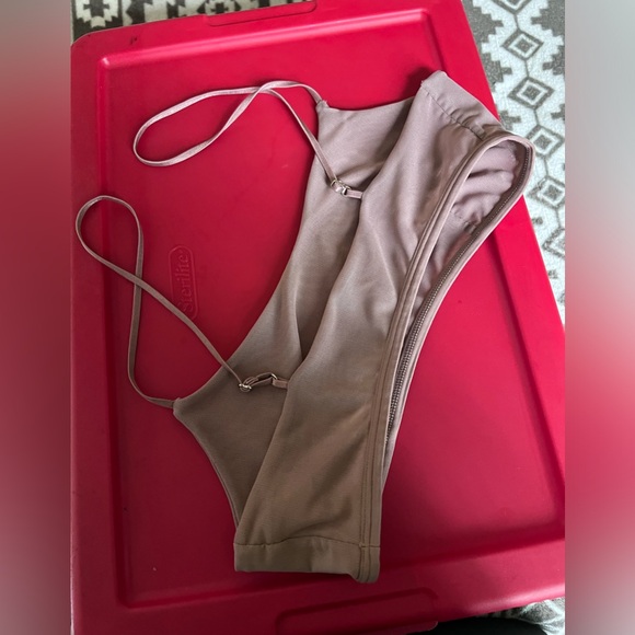 ☄️☄️☄️Selling Alo bra small in size ☄️☄️ - Picture 3 of 4